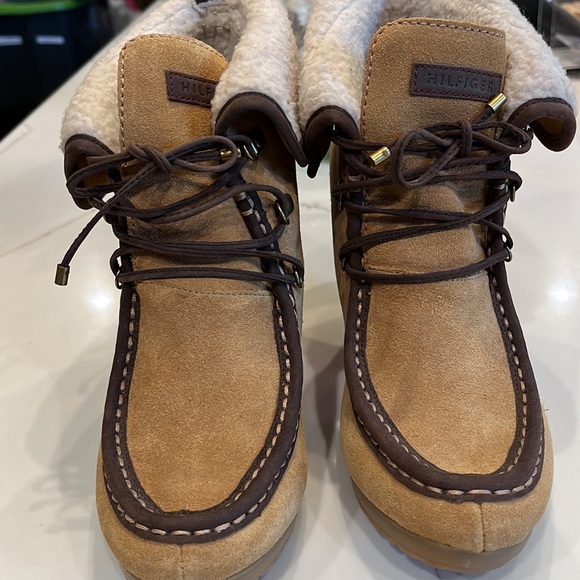 NWOT Tommy Hilfiger Ankle Wedge Winter Boots. Size 7 Cozy inside. Tan - Picture 11 of 13